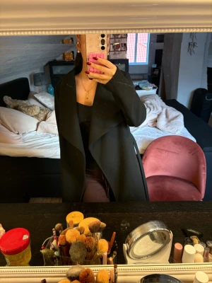 Svart kappa från vila - En jätte söt jacka som funkar både till höst å vintern❄️