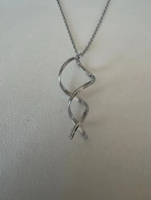 Silverhalsband större spiral - Perfekta julklappen 🌲  Säljer smycken som skapats som hobby av mig och dottern.   Halskedjor är 50cm.  Bilder på berlock kan vara missvisande så är det viktigt så fråga gärna om mått 🌹  Smycken är inte av äkta guld/silver .   Inga bud godtas då priserna är så billiga❤️