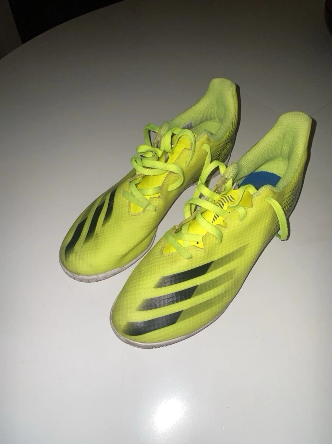 Adidas gula innohusforbollskor  med snörning