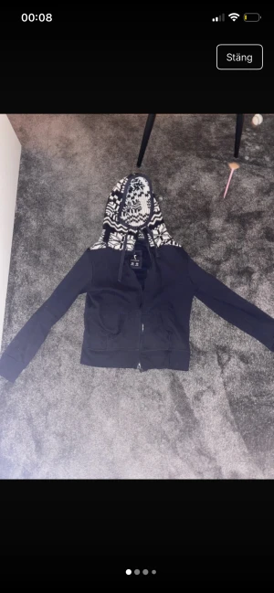 Zip hoodie - Zip hoodie. Med mönster på luvan. Varm och mjuk. 
