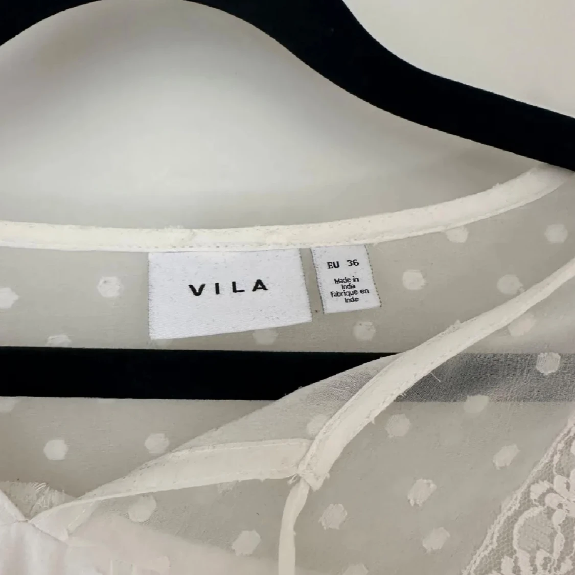 Vit prickig blus från Vila - 1