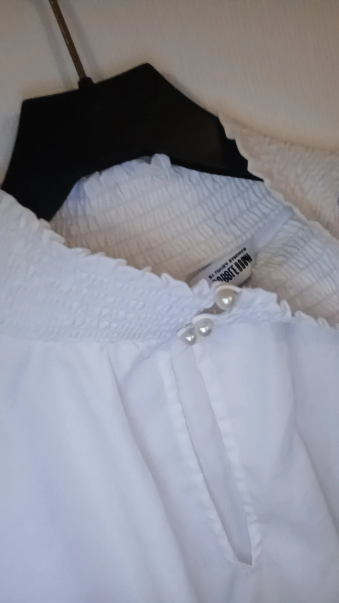 En vit långärmad blus med luftigt tyg och med en halskrage. (Vuxenstorlek) - 2