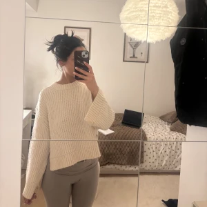 Beige stickad tröja från Gina Tricot - Supermysig beige stickad tröja från Gina Tricot i storlek XS. Tröjan har en loose passform, breda ärmar och grov ribbad struktur vid halsen och nederkant. Perfekt för dig som gillar en chill och avslappnad stil.