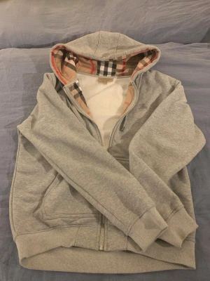 Burberry hoodie  - Säljer nu denna feta burberry hoodien!🎉 har haft den ett fåtal gånger men gillar bara inte hur den ser ut. Jag är ca 170 och den sitter bra på mig, är dock lite stor på mig. Bara höra av sig om ni undrar nått!💪🏼