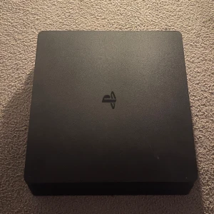 PlayStation 4 Slim - Sony PlayStation 4 Slim med original DualShock 4-kontroll, HDMI-kabel och strömkabel. Konsolen och tillbehören är i gott begagnat skick med mindre ytslitage. Perfekt för gaming och streaming. Allt du behöver för att komma igång direkt med spelupplevelsen.