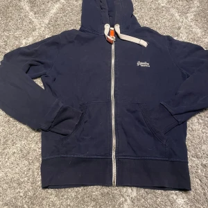 Superdry hoodie - En mörkblå Superdry hoodie i storlek L bra skick det är bara att skriva vid intresse eller vid frågor