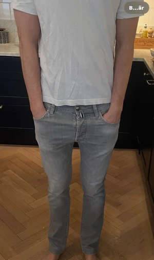 Jacob cohen 688 - Jacob Cohen jeans - Ljusgråa - bästa kvaliteten på jeans det finns därute! Modell 688 (slim/regular), W32. Modellen är 185 70 kg - Nypris 5299 på NK, skick 9/10 patchen på baksidan är som ny! 