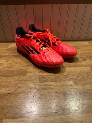 Adidas f50 fotbollsskor - Hej, säljer nu mina adidas f50 i storlek 44. Endast använd en gång eftersom fel storlek, hör av er vid intresse 