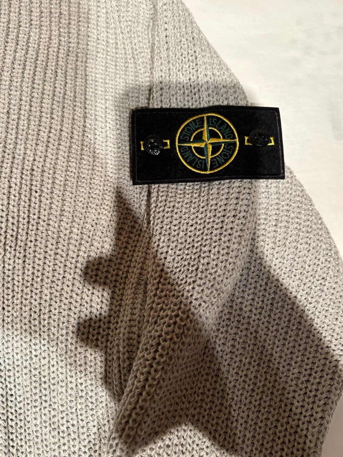 Grå/bech stickad  kofta från Stone Island - 3