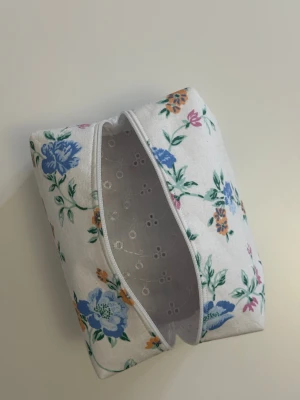 Handgjord necessär av second hand tyger - En handgjord necessär utav second hand tyger. Unik, hållbar och perfekt för att samla alla dina vardagsfavoriter i väskan. Fodrad och stängs med dragkedja. Endast ett unikt exemplar.                  Instagram: secondstitch.bymatilda 💕