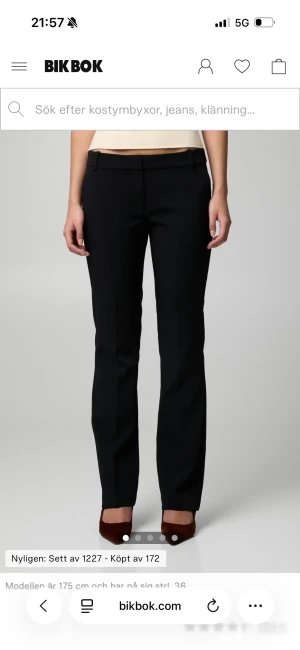 Kostymbyxor bikbok - Lågmidjade svarta kostymbyxor från bikbok, köpta i somras. Storlek 46✨säljs då de är för stora för mig