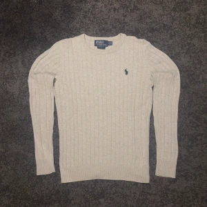Ljusgrå Kabelstickad Ralph Lauren tröja - Säljer denna ljusgrå Ralph lauren tröja. Storlek S och väldigt bra skick! Skrev gärna ett meddelande om du har några frågor eller vill ha mer bilder.