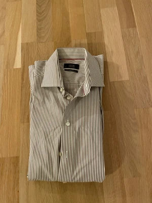 Randig skjorta från Eton, strl 40 - Säljer en klassisk randig skjorta från Eton i contemporary fit. Nypris ca 1700kr mitt pris endast 199 kr. Fraktar inom 1 dag, om du har någon fundering så är det bara att höra av sig😊