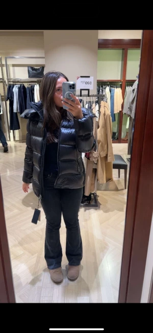 Massimo dutti jacka - Säljer en svart pufferjacka med hög krage och breda, quiltade sektioner. Jackan har en snygg, glansig finish och stängs med dragkedja framtill. Passformen är loose och jackan har långa ärmar. Perfekt för dig som vill ha en cool och varm look under vintern. Från Massimo duttis föregående kollektion. Ska flytta utomlands så vill bli av med den snabbt, öppen för pris förslag!