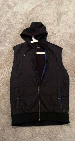 HB väst ~UNIK~ - Hugo boṣṣ väst med luva köpt i Barcelona.