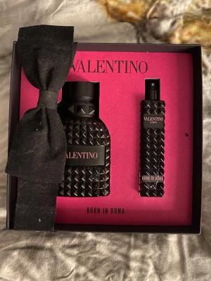 Valentino parfym  - I den här parfymen är det ungefär 40ml kvar plus en 10 ml flaska bredvid som man självklart får med 