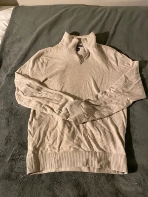 Beige quarter zip från Jack and Jones  - Fin tröja från Jack and Jones! Tröjan är i mycket bra skick. Tröjan är lite insydd på botten som lätt kan tas bort. Skulle uppskatta att den passade 160-170 cm. Pris kan diskuteras, skriv för fler frågor!😊