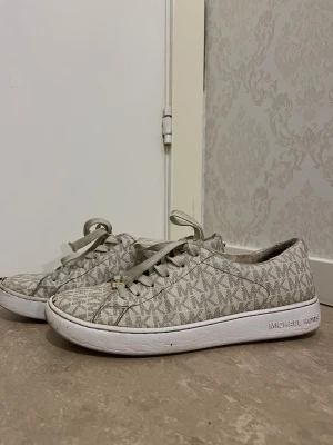 Mk Skor Beige - Finns defekter inne i skorna men inget man ser när man har på sig dem🫶🏼
