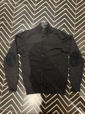 Grå cardigan från Hackett - Grå kofta från Hackett gjord i merinoull, kashmir och silke. Är i storlek M, men sitter om S! 