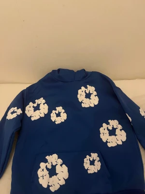  Denim Tears hoodie  - Säljer en blå hoodie helt ny, aldrig använt, har även mjukisbyxorna till om man vill köpa. Finns även i svart om man vill ha de :) 