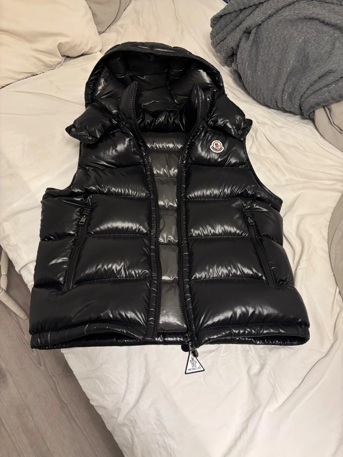 Svart dunväst från Moncler med huva - 1