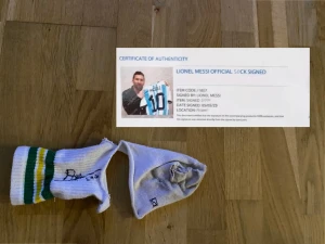 Signerad fotbollsstrumpa av Messi - Unik vit fotbollsstrumpa signerad av Lionel Messi, med gröna och gula ränder upptill. Strumpan har ribbad struktur och är tillverkad i bomull. Autenticitetsbevis medföljer. Perfekt för dig som älskar fotboll och vill ha något riktigt speciellt i samlingen. YANNE!!! Skriv om ni vill köpa 😉😍👵❤️💀🥹😇🥰😍😘🥰😍😘😍😍😘🥰😍😘🥰😍😚😋😛😝😜😙😗