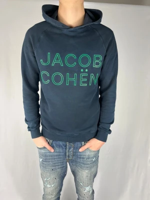 Jacob Cohen hoodie  - Jacob Cohen hoodie | Pris = 999 kr | Strolek M | Modellen är 186 cm | Defekt, Inga orginal snören | Hör av dig vid minsta fundering 