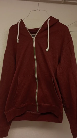 Pier One Ziphoodie - Stilig, mörkröd Pier One hoodie. Använd ca 2 gånger. Inget tydligt slitage. Passar dig runt 175-180cm. Kontakta om det finns intresse!