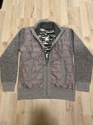 Grå fodrad stickad cardigan - Otroligt fet grå fodrad stickad cardigan med mönster. Passar perfekt nu till kallare väder. Priset kan såklart diskuteras!
