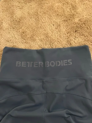 Mörkblå leggings från Better Bodies - Mörkblå leggings från Better Bodies med hög midja och tight passform. 