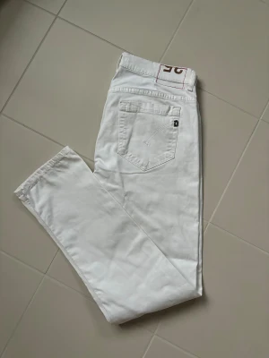 Kritvita Dondup George jeans - Jättefina eleganta populära som nya Dondup George jeans i w35 (midjemått på 90 cm, Innerbenslängd på 86 cm). Absolut toppskick då dem är som nya i skicket och inga hål eller fläckar! Tveka inte vid minsta fråga eller fundering🤩