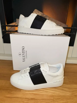 Valentino opens - Säljer nu ett par helt nya Valentino Opens. Dessa är i en svart färg med den klassiska vita basen. Strl 42. Utöver skorna får du oxå med alla tillbehör som syns på sista bilden. Bara att skriva ett DM vid intresse!