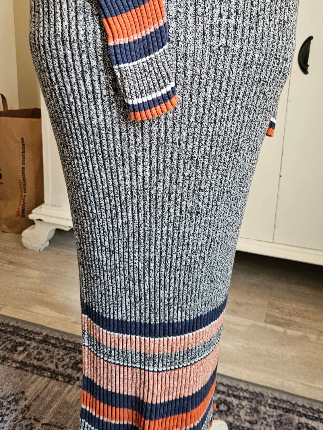 Ribbad långklänning med färgglada ränder - 1