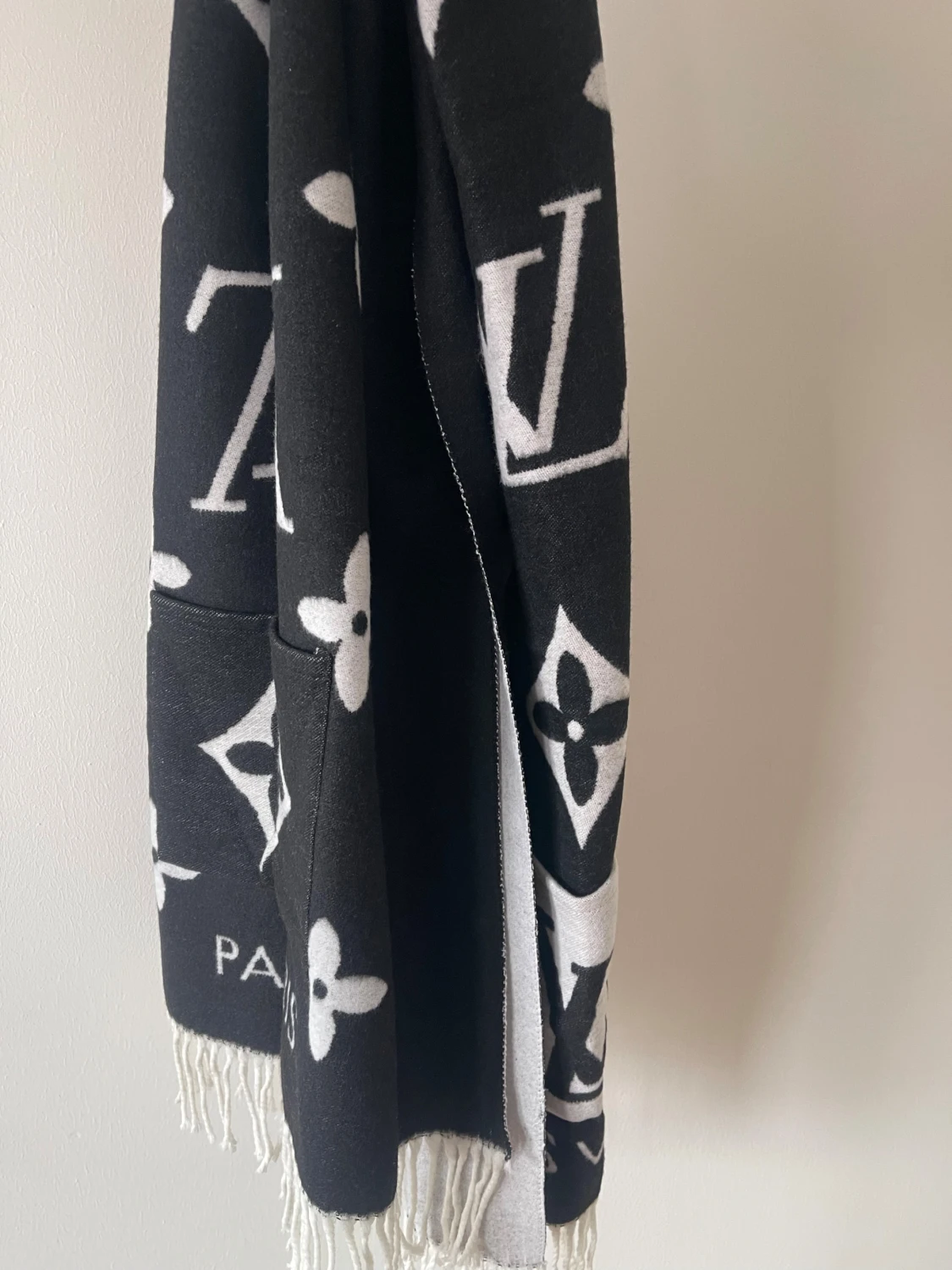 Vuiton svartvit sjal med fickor - 3
