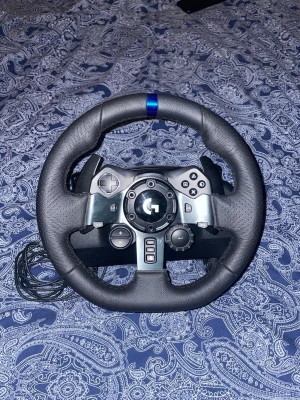 Logitech G923 Pc/playsation - Säljer mitt Logitech G923 ratt- och pedalkit som fungerar till både PC och PlayStation. Köpt på Elgiganten för 2 790 kr och använt endast ett fåtal gånger – i princip inga spår av användning.  Säljs endast för att jag nyligen sålde min PS5.  Pris kan diskuteras vid snabb affär. Kan både mötas upp och skicka.