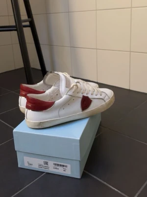 Phillip modell - Snygga vita sneakers från Phillip modell använda 3-4 gånger, super fint skick köpte helt nya.