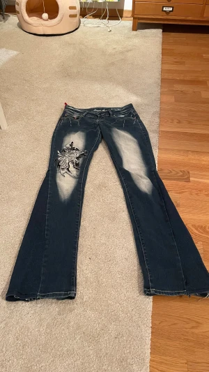 Bootcut Crazy Age jeans - As snygga crazy age jeans I bootcut. Har ett coolt motiv på framsidan samt på baksidan😎 Storlek 36!