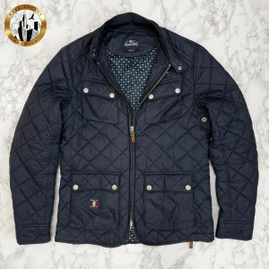 Morris Jacka M - Marinblå Morris jacka i storlek M i nästintill nyskick. Tveka inte på att höra av dig för fler frågor eller vid minsta fundering! Skick: 9,5/10