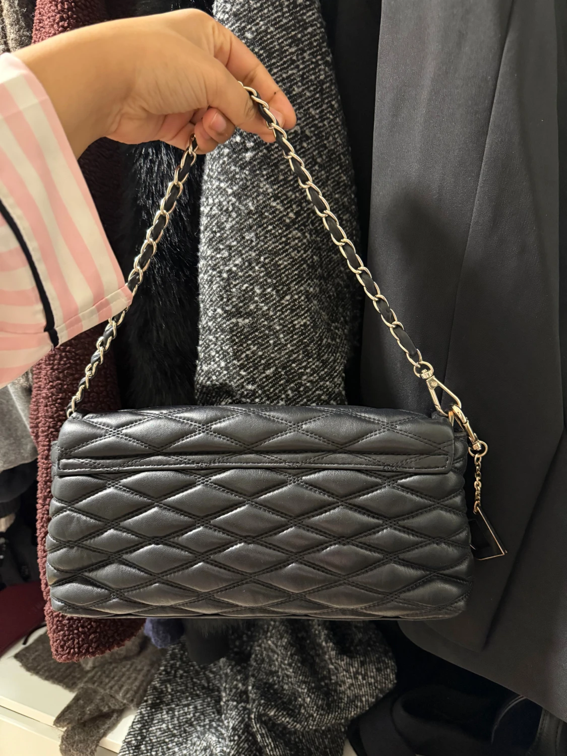 Svart quiltad axelväska från DKNY - 2