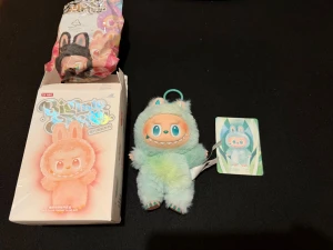 Labubu Big into energy Grön - Serenity från Pop Mart Äkta - Köpt från Pop mart in Hong Kong. Äkta med QR kod och oanvänd.
