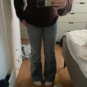 Ljusblåa jean - Säljer dessa ljusblåa lågmidjade jeans från Bershka då de inte kommer till användning längre. Passar mig i längd som är 1,60. Knappt använda, inga defekter alls
