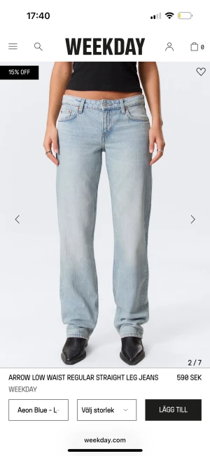 Weekday Arrow ljusblå low waist jeans - Arrow low waist jeans från Weekday i en ljusblå färg💓 Säljer då dem inte kommer till användning! Storlek W26 Längd 32.