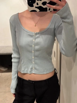 Ljusblå ribbad kofta från Brandy Melville - Blå tröja från Brandy Melville i storlek one size. Väldigt bra skick. (Smutsig spegel)  