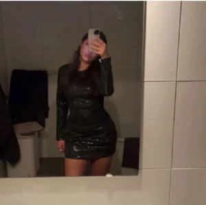 Nyårsklänning - Svart glittrig klänning perfekt till nyår!! Använd en gång💗💗den är figursydd 