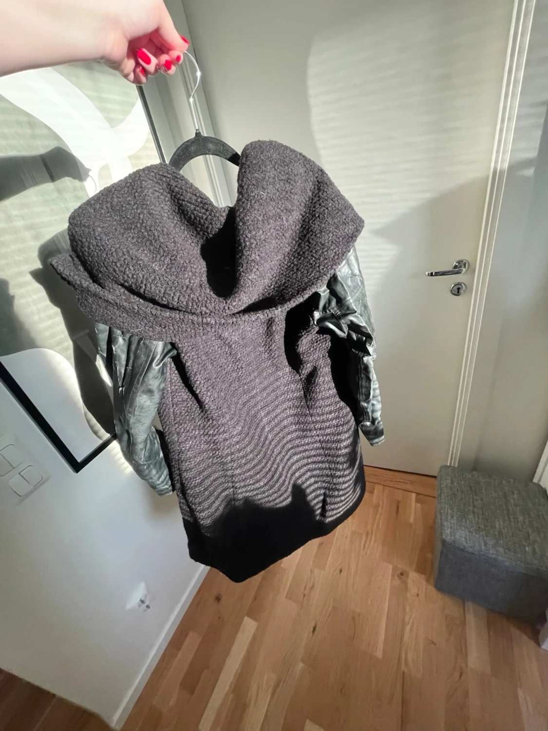 Svart teddyjacka med skinnärmar - 1