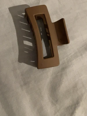 Hårklämma - Hårklämma brun fin för alla tillfällen och är en medium size