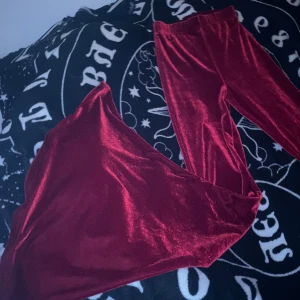 Röda sammetsbyxor (FLARES)  - Säljer ett par röda byxor i mjuk sammet med utsvängda ben. Byxorna har resår i midjan och är  använda en gång. Byxorna är från killstar men då jag tagit bort lappen av någon anledning så säljer jag de billigt fast de använts en gång. Kan givetvis skicka fler bilder vid intresse