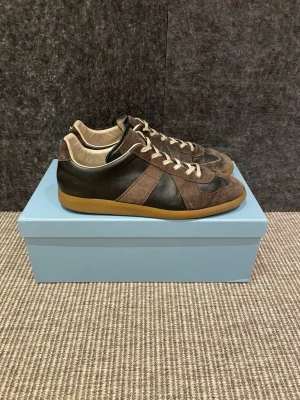 Masion margiela - Hej, säljer nu dessa svin snygga masion margiela. Skorna är i fint skick! Inget og. Hör av dig vid frågor. 