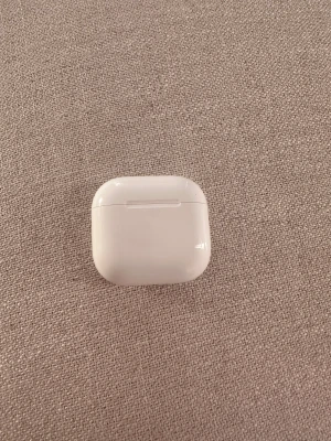 Apple AirPods (nyaste generation) - Säljer ett par Apple AirPods (nyaste gen) säljer då dem är för stora för mina öron och använda bara en gång . Pris går att diskutera vid snabb affär 
