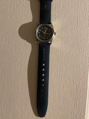 Gant klocka - Klicka från gant med ett litet ur och marin blå remm. Priset är flexibelt